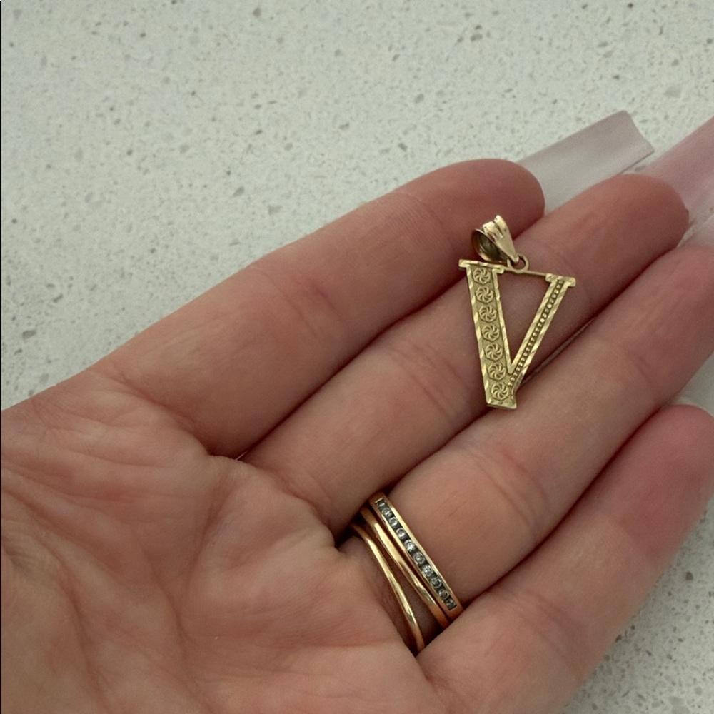 Gold Initial Pendant Necklace [ V ]